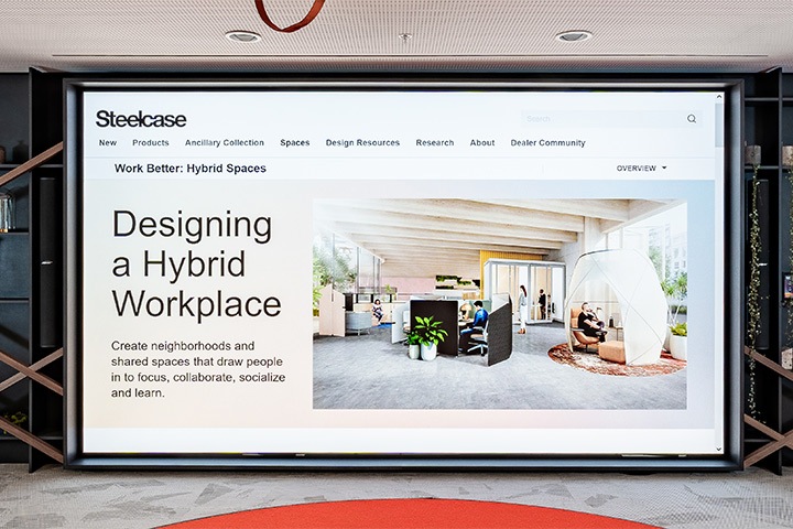 Zu sehen ist ein Büroraum bei Steelcase.