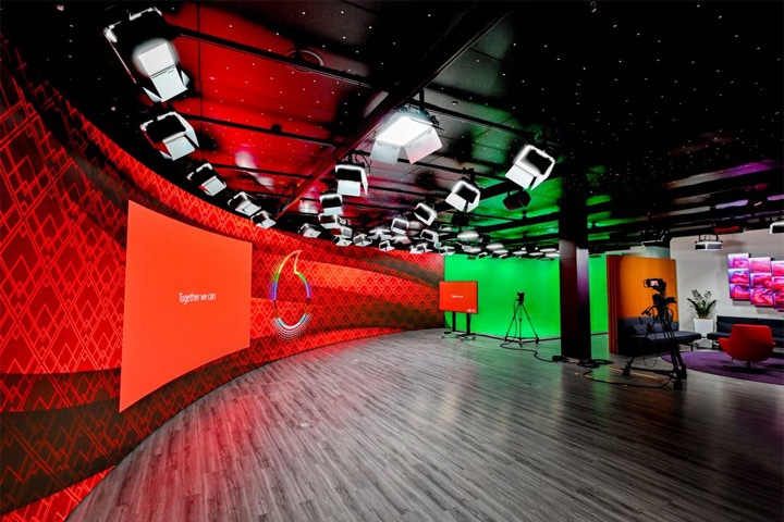 Zu sehen ist das Studio von Vodafone in dem ein großes Samsung Display zu sehen ist.