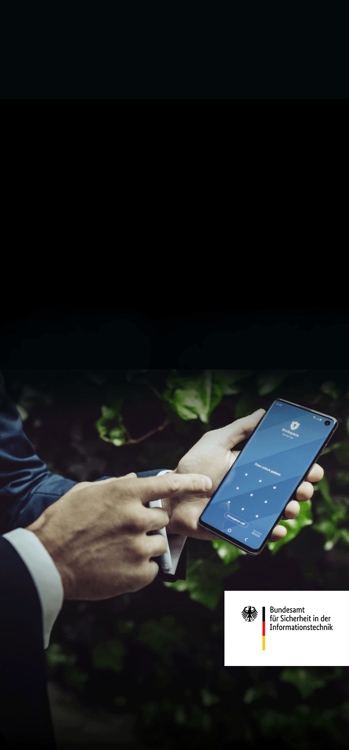 Mitarbeitender in Anzug deutet auf Samsung Device in seiner Hand, Knox-Sicherheitsscreen auf dem Device, BSI IT Sicherheit.