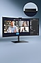 Ein Curved Wide Monitor mit integrierter Webcam, der einen Videoanruf mit mehreren Teilnehmer*innen zeigt.