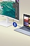 Monitor und Laptop verbunden via USB-C-Kabel.