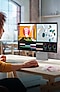 Eine Designerin, die Videos auf einem hochauflösenden Monitor bearbeitet.