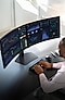 Ein Datenanalytiker, der mit Diagrammen und Grafiken auf einem Curved Ultra Wide Monitor arbeitet.