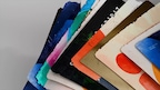 Eine Palette an diverser Papier-Werbung die durch Samsung Color E-Paper Displays ersetzt werden kann.