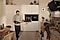 Zwei Frauen stehen in einer modernen Küche und bereiten das Abendessen mit ihrem Samsung Backofen zu.
