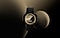 Zu sehen ist eine Galaxy Watch 6 auf einem sandfarbenen Hintergrund. Auf der Smartwatch ist das Wort "SATURN" zu sehen.