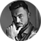 Kreisförmige, schwarz-weiße Portrait-Aufnahme des Influencers und Fitness-Creators Niko Griesert.