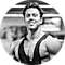 Kreisförmige, schwarz-weiße Portrait-Aufnahme des Influencers und Fitness-Creators Paul Unterleitner.