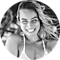 Kreisförmige, schwarz-weiße Portrait-Aufnahme der Influencerin und Fitness-Creatorin Viktoria Fischer.