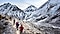 5 Personen wandern hintereinander mit Rucksäcken und Stöcken auf einem Wanderweg im Himalaya-Gebirge.
