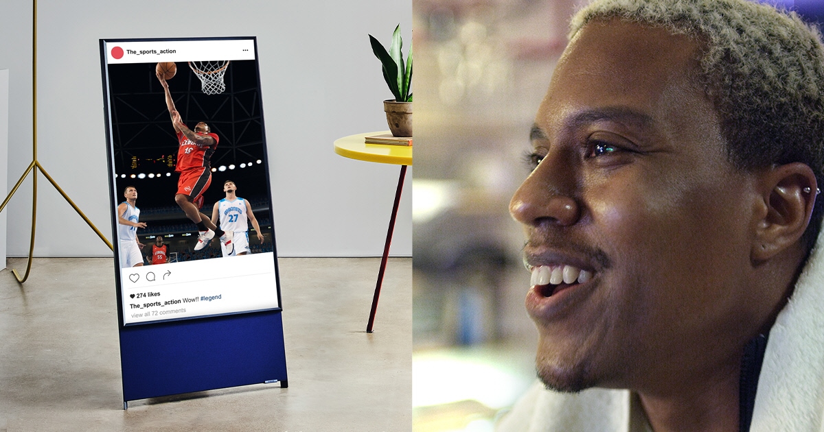 Eine junge Frau trinkt Kaffee, während The Sero zu Musik ein vertikales Video im Hintergrund abspielt.