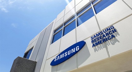 Eingang vom Samsung Audio Lab bei Sonnenschein. Über dem Eingang ist das Samsung Logo angebracht, sowie die Bezeichnung „Samsung Research America