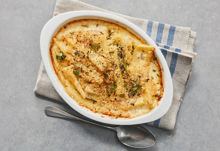 Das Rezept: Pastinaken-Auflauf mit Parmesansauce und Käsekruste in einer weißen Schüssel.