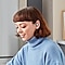 Junge Frau mit blauem Pullover trägt In-Ear-Kopfhörer