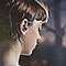 Verschwitzte Frau mit Galaxy Buds Pro In-Ear-Ohrhörern