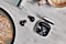 Samsung Galaxy Buds2 liegen auf dem Tisch neben einem offenem Case.