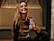 Fille tenant un Galaxy S23+ lavande et souriant