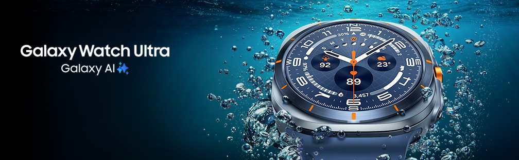 Eine Galaxy Watch Ultra mit verbundenem Marine Band in Titanium Blue in einer Nahaufnahme in der Nähe der Wasseroberfläche, um das Design zu zeigen.