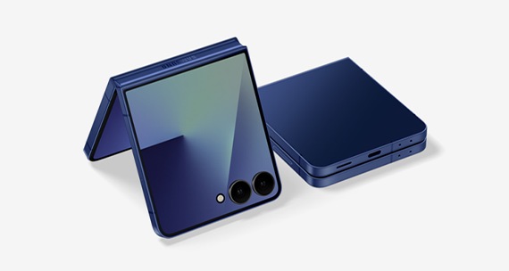 Zwei Galaxy Z Flip7 Smartphones in Blue Shadow, eines leicht aufgeklappt und eines geschlossen