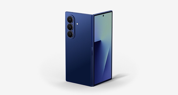 Ein Galaxy Z Fold7 in Blue Shadow, leicht aufgeklappt von hinten zu sehen.