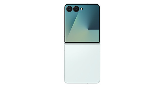 Ein Galaxy Z Flip7 in Mint ist von hinten zu sehen.