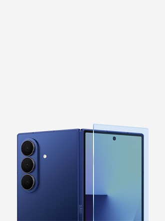 Das Galaxy Z Fold7 ist von hinten aufgeklappt zu sehen. Ein Schutzglas schwebt über dem Frontdisplay.