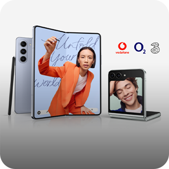 Ein Galaxy Z Fold5 und Flip5 ruhen vor einem weißen Hintergrund. Die Logos von Vodafone, O2 und Three sind über den Telefonen zu sehen.