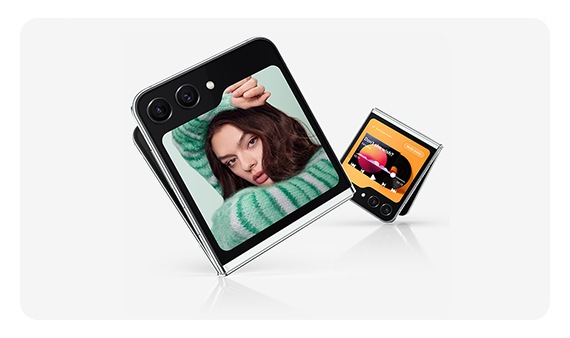 Abgebildet sind zwei Galaxy Z Flip5 Geräte leicht aufgeklappt und mit Blick auf die FlexCam. Eines zeigt ein Selfie. Das zweite Gerät zeigt einen Media Player mit Wiedergabesteuerung und einer Fortschrittsleiste.