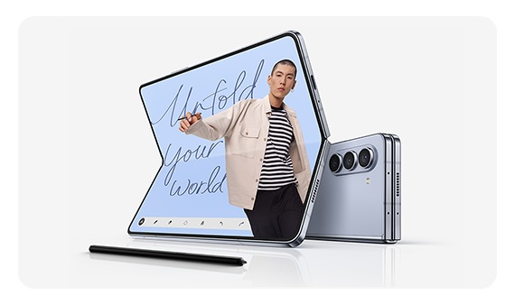 Zwei Galaxy Z Fold5 Geräte, horizontal platziert. Ein Gerät ist zusammengeklappt und von hinten zu sehen. Das andere Gerät ist aufgeklappt und vom Hauptdisplay aus gesehen. Auf dem Display abgebildet ist eine Notizen-App mit einer illustrierten Komposition aus einem Foto und einem handschriftlichen Text: „Entfalte deine Welt“. Der S Pen Fold Edition für das Galaxy Z Fold5 liegt vorne.