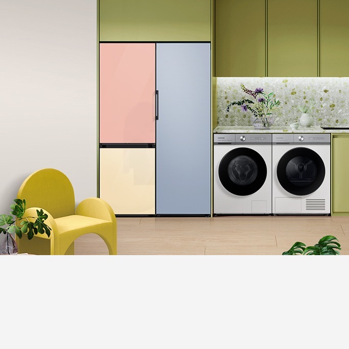 Drei Produkte stehen in einer Reihe. Von links: ein zweitüriger Bespoke-Kühlschrank mit Clean Peach-Oberseite und Clean Vanilla-Unterseite sowie ein eintüriger Bespoke-Gefrierschrank in Satin Sky Blue. Rechts: Eine weiße Waschmaschine und ein Trockner mit silbernen Blenden stehen nebeneinander.