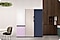 In der Mitte eines hellen, offenen Raums mit minimaler Dekoration stehen drei Bespoke Kühlschränke. Ein zweitüriger Bespoke-Kühlschrank mit weißem Oberteil und einen Unterteil in Cotta-Lavender, ein eintüriger Bespoke-Kühlschrank in Satin-Beige und ein eintüriger Bespoke-Gefrierschrank in Clean Navy.