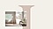 Ein The Serif in Cloud White mit schwarzen Standfuß ist in einem hellen und eleganten Wohnzimmer, mit einem Flächenteppich, einem stilvollen dreibeinigen grünen Stuhl und großen Fenstern. Das Bild auf dem Bildschirm ist im Leaf Ambient Mode in der Farbe Grün.