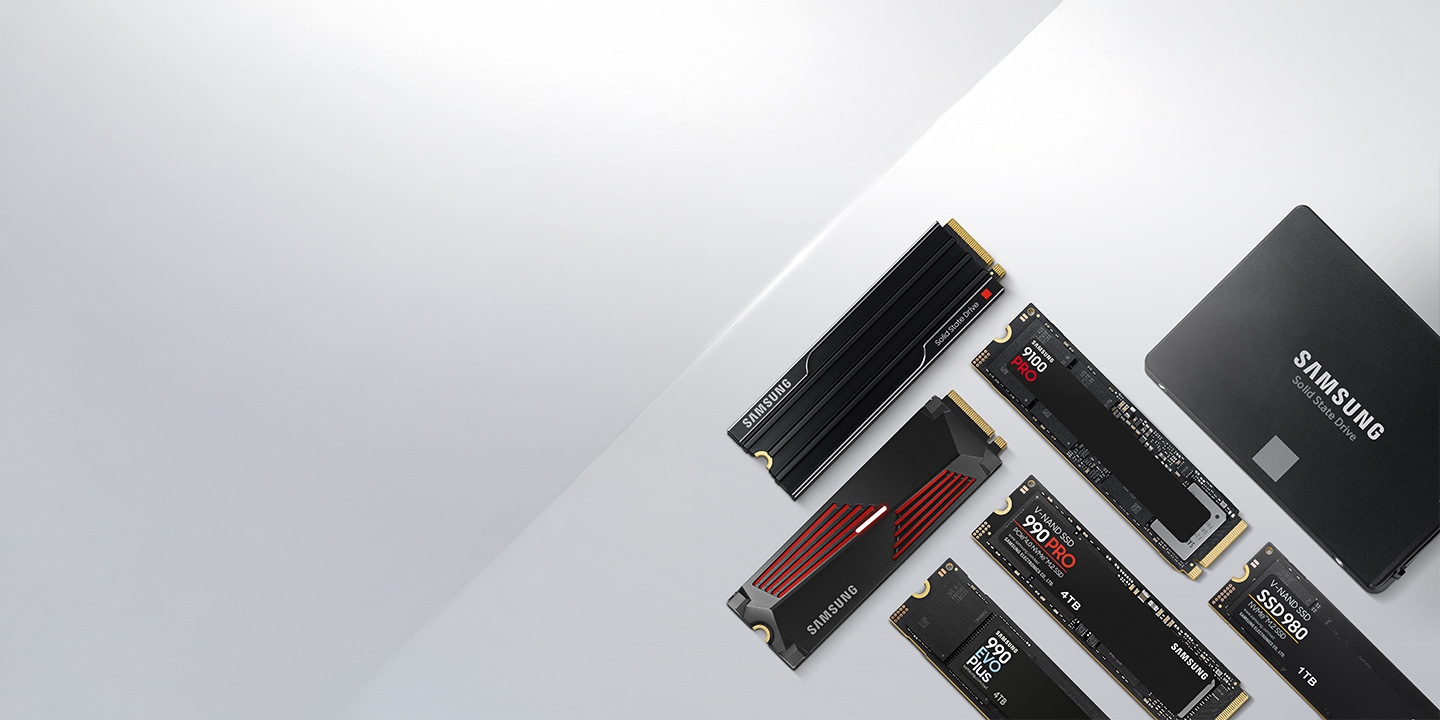 Auf einem silbernen Hintergrund sind eine Samsung SATA SSD und 4 verschiedene NVMe SSDs platziert.