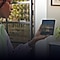 Eine Dame hält ein Samsung Galaxy Z Fold in der Hand