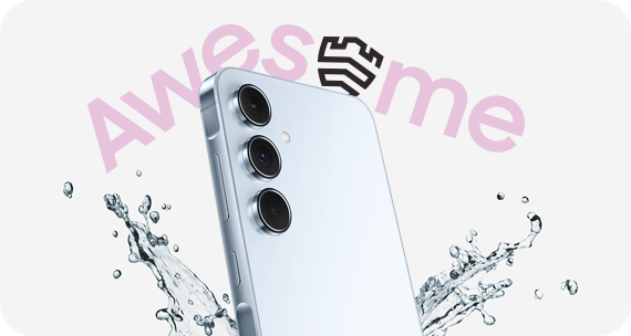 Ein Samsung Galaxy A55 mit spritzendem Wasser und dem Schriftzug Awesome darüber.