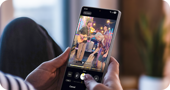 Eine Person setzt sich hin und betrachtet das Foto eines Gitarre spielenden Mannes auf der S25 Ultra