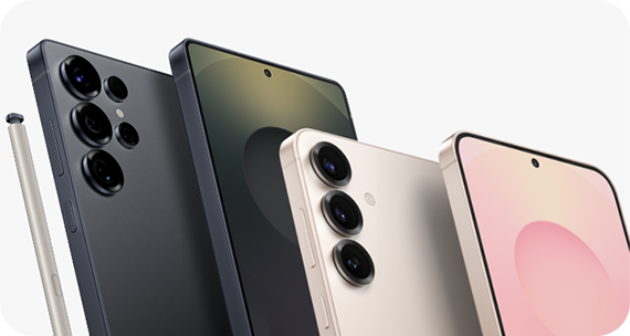 Von links nach rechts, ein S Pen neben einer Rückansicht des Galaxy S25 Ultra und ein weiteres Galaxy S25 Ultra mit einer bunten Grafik auf dem Bildschirm. Rechts ist die Kameraseite des S25+ und die Bildschirmseite des S25 zu sehen.