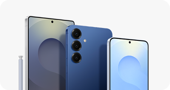 Von links nach rechts: die Bildschirmansicht des Galaxy S25 Ultra mit S Pen, die Kameraseite des Galaxy S25+ und die Bildschirmansicht des Galaxy S25