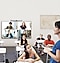 Schüler im Klassenraum und Schüler im virtuellen Raum nehmen am Unterricht teil.