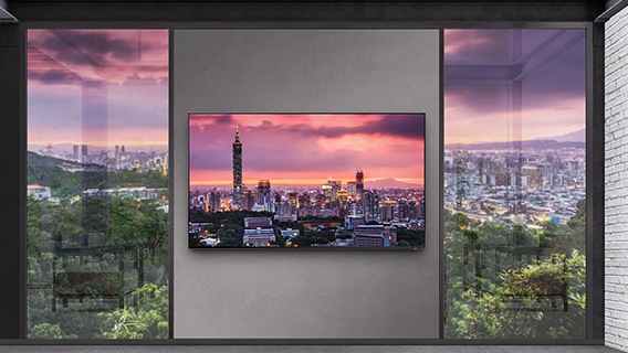An der Wand hängt ein 8K-Display mit der Skyline-Szenerie.