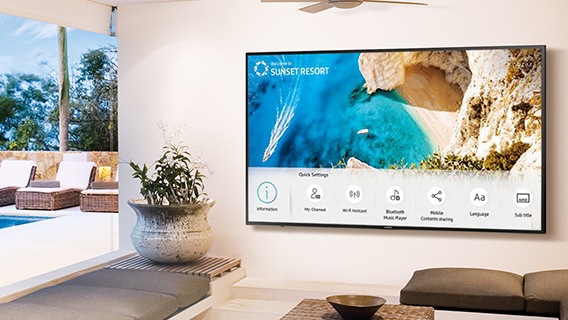 Ein Hotel-TV an der Wand im Wohnzimmer