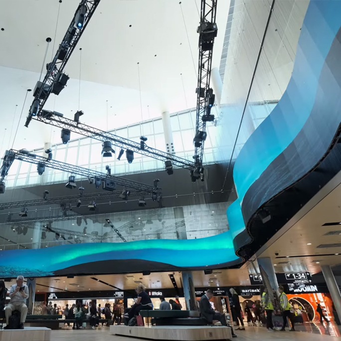 Gewölbte LED Displays umgeben das Flugahfen Terminal