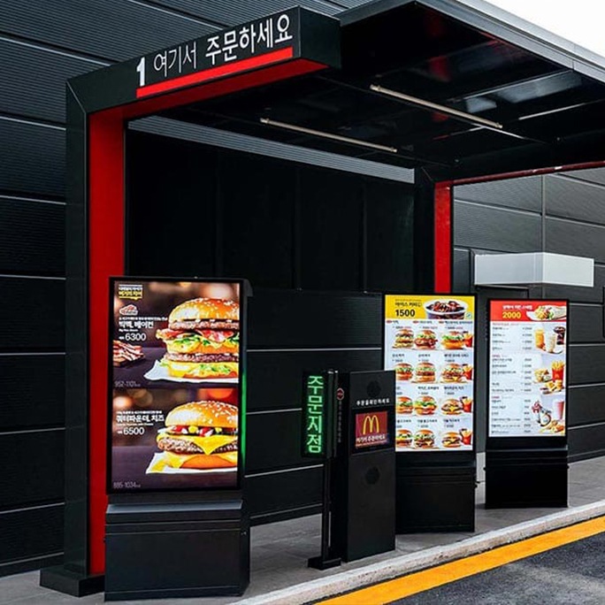 Drei mal Outdoor Signage im McDonald's McDrive