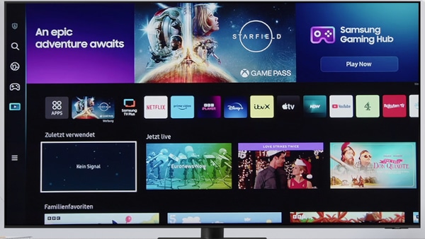 Eine vergrößerte Ansicht des Smart Hub-Startbildschirms eines Samsung Smart TV wird angezeigt.