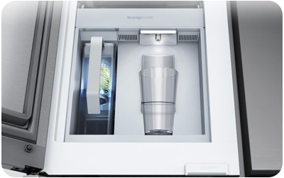 Samsung Kühlschrank mit doppeltem Wasserspender und Glas unter dem Auslauf