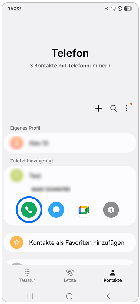 Galaxy A17 Kontakte mit Markierung auf Anruf-Symbol unter weichgezeichneten Kontakt.
