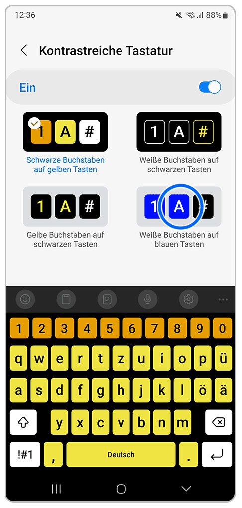 Samsung-Tastatur, es wird auf das blaue Farbschema getippt.