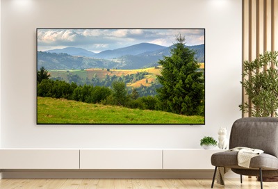 Ein Samsung Fernseher, auf dem ein Landschaftsbild zu sehen ist.