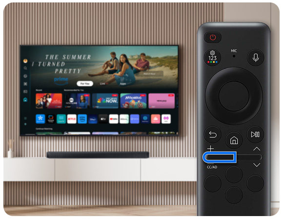 Bild eines Samsung Smart TV im Hintergrund. Im Vordergrund eine Smart Remote mit Markierung auf Lautstärke Taste