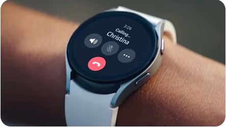 Smartwatch mit weißem Armband zeigt eingehenden Anruf